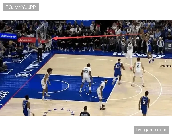 马努·吉诺比利用挡拆创造错位提升球队无球进攻效率